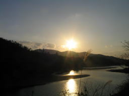 冬の白竜湖に沈む夕日 