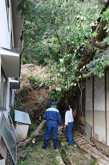 (7月9日長谷二丁目）　家屋裏の土砂崩れ現場を確認