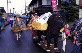 牛市のにぎわいを再現する久井ウッシッシ祭