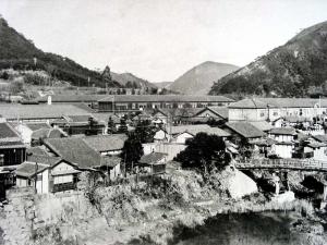 城跡から館町を望む