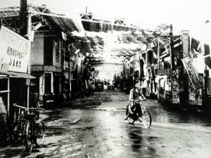 隆景広場の北側から見た本通り商店街