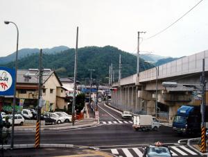 呉線と国道２号交差部を南側から望む