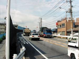 国道２号線の呉線跨線橋を東側から望む