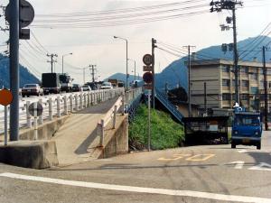 国道２号線の呉線跨線橋を西側から望む