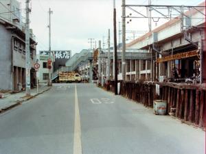 三原東城線の土手町踏切を東側から望む