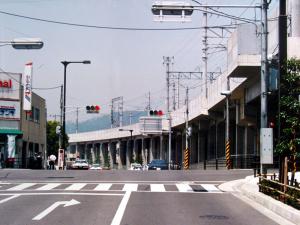 三原東城線の土手町踏切を東側から望む