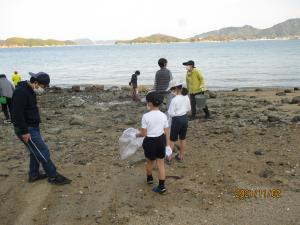 海浜清掃活動をしている写真　その１