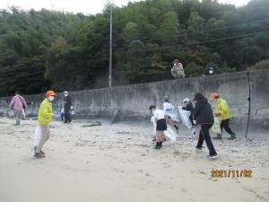 海浜清掃活動をしている写真　その２