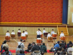 和太鼓演奏をしている全校児童の写真