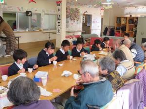 利用者と歓談している児童の写真