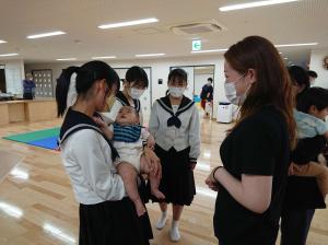 保護者や乳幼児と交流する中高生