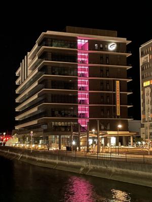 三原市役所本庁舎パープルライトアップ写真