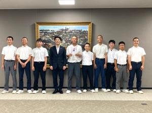 第32回ヤングリーグ選手権大会に出場する瀬戸内クラブヤングの選手・役員の表敬訪問