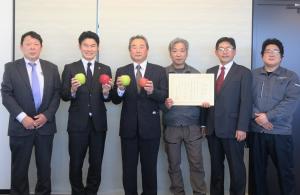 「善意のリンゴ」贈呈式