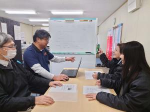 経営会議で社内意見を交換