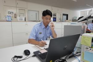 消防士　各署との連絡調整の様子