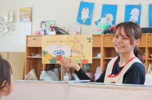 保育士　絵本を読み聞かせる様子