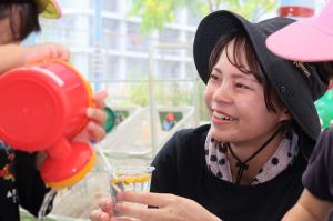 保育士　子どもと外遊びする様子