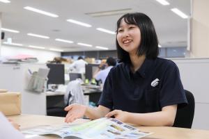 一般事務職　観光パンフレットを説明する様子