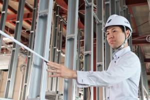 建築技術職１　現場の施工状況確認の様子