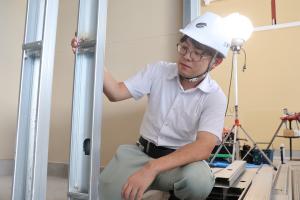 建築技術職２　現場の施工状況確認の様子