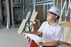 建築技術職２　現場の施工状況確認の様子