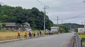 ウォーキング中、坂を登っている写真