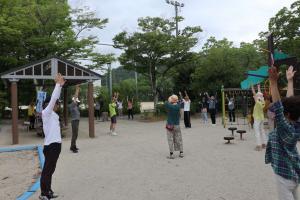 ラジオ体操中の写真