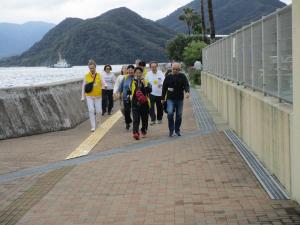 海岸沿いをウォーキングしている写真