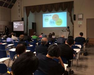 講演中の写真