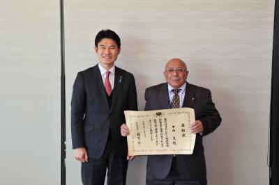 左から 岡田市長、甲田さん