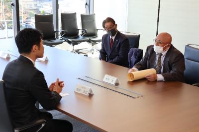 市長と甲田さん、断酒友の会会長 堀川さんが受賞を語り合う場面