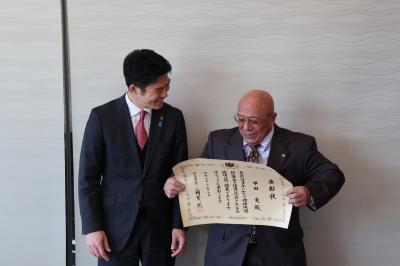 受賞の喜びを分かちあい、市長と笑顔で言葉を交わすひととき