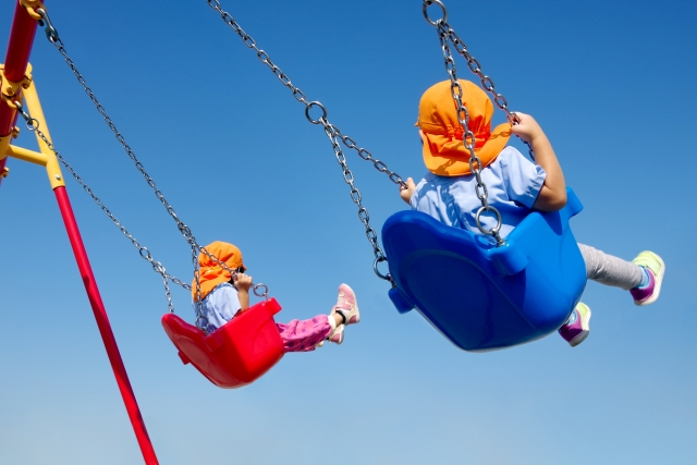 ブランコに乗った子ども