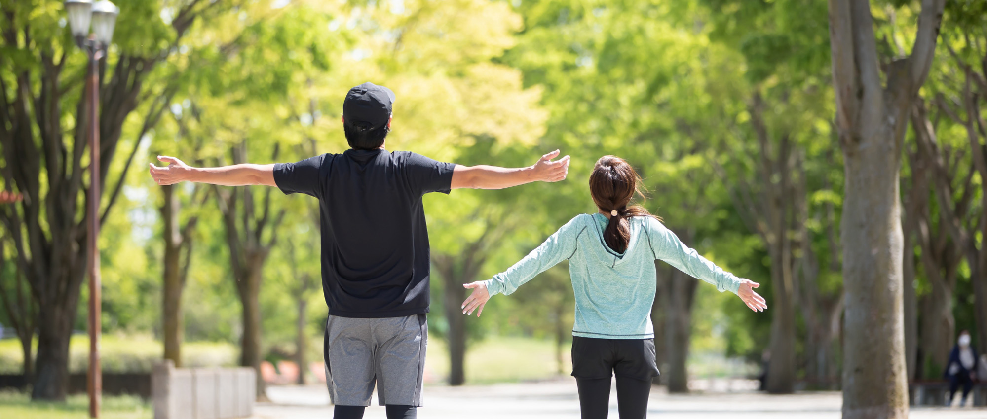 男女が深呼吸をしている画像