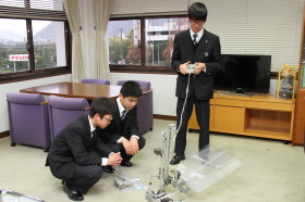 ロボットを操作する中学生