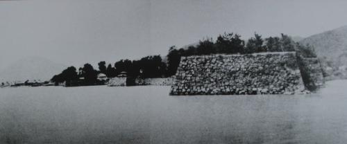 明治43（1910）年頃の三原城跡（船入櫓跡）。手前は瀬戸内海