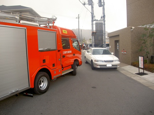 防火水槽の前に駐車