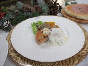 チキンソテーの米粉モルネーソースかけ