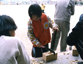 ぶちごま作りをする子どもたち