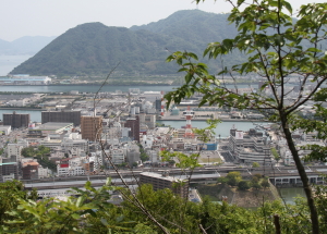 桜山城跡から見た三原市街