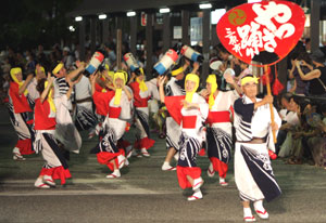 やっさ踊りの様子