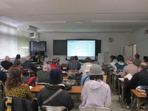 医師の講演中の写真